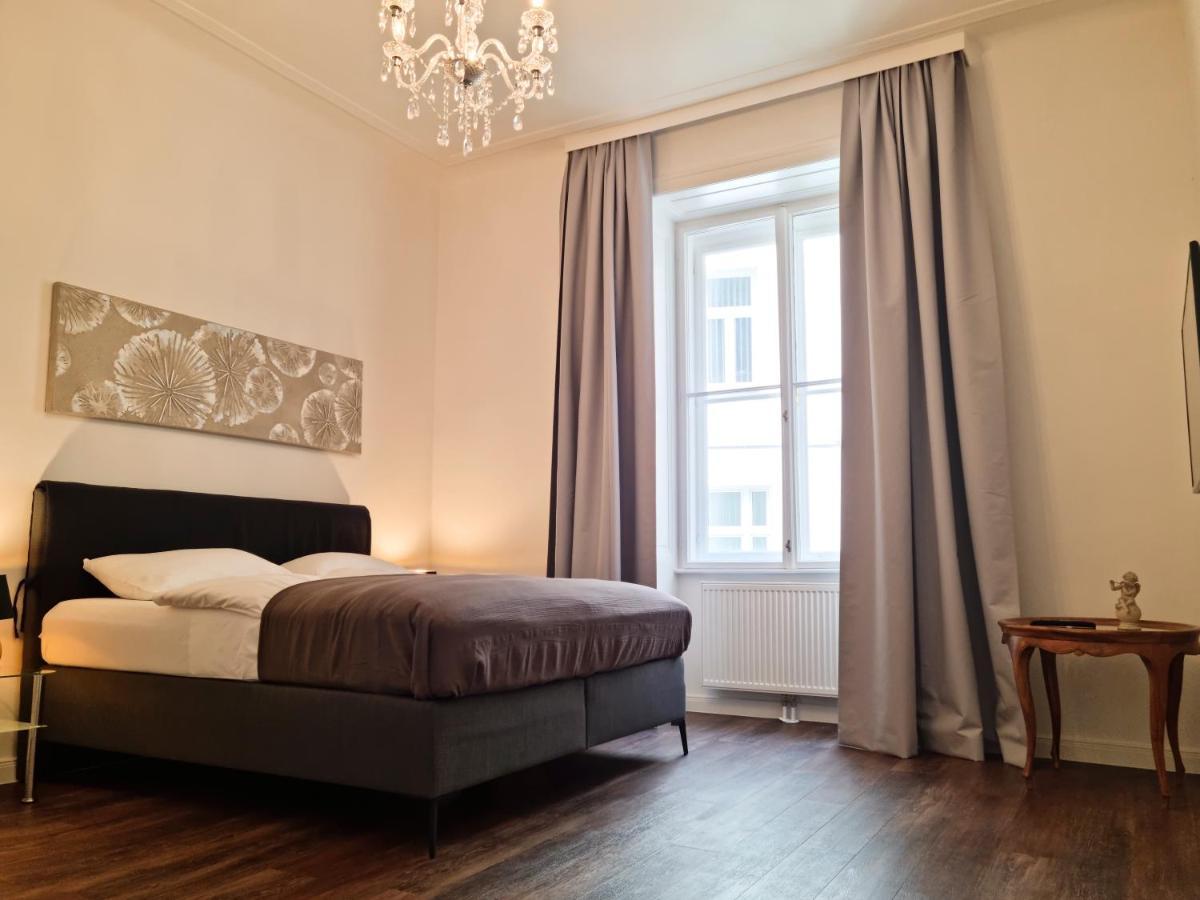 Familienzimmer mit Straßenblick