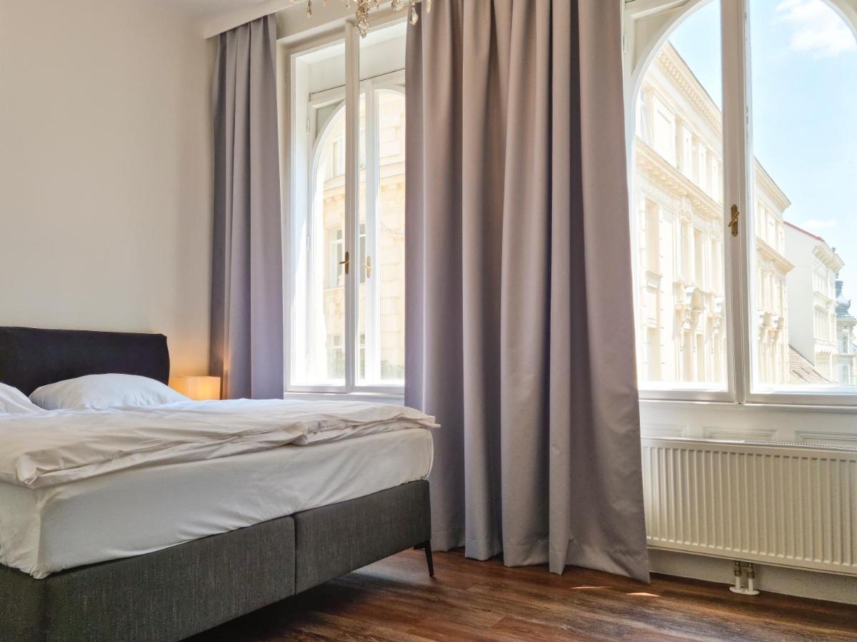 Kompaktes Doppelzimmer mit Straßenblick